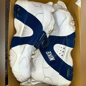 Only worn once white and navy blue nike basketball shoes